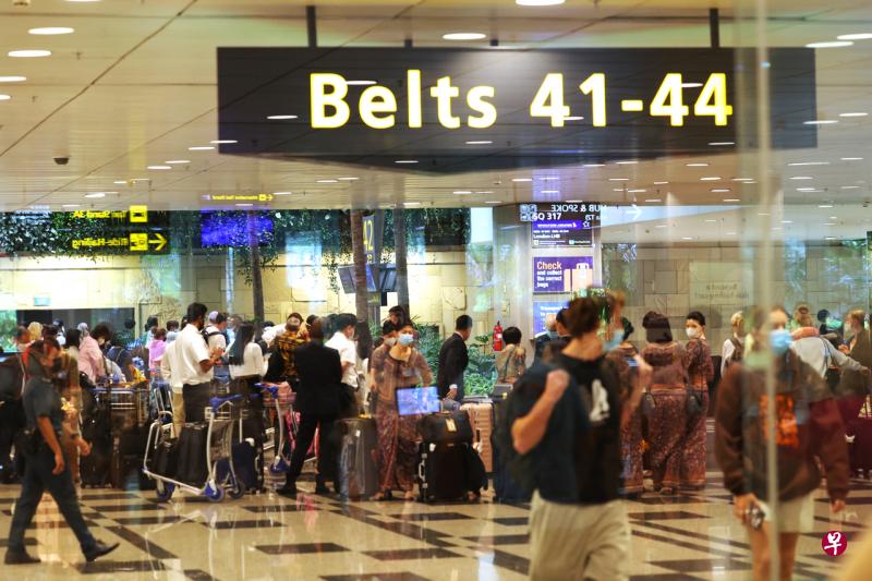 8月28日深夜11时59分起，所有入境新加坡的旅客即使没有完成冠病疫苗接种，只要在行前两天内取得阴性核酸检测证明，抵境后不再须要履行七天居家通知。（蔡家增摄） 