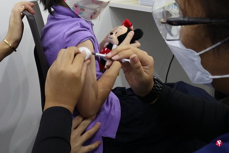 卫生部将从今年第四季开始为5至11岁儿童接种疫苗追加剂，6个月至5岁的幼童预料也将从今年年底开始接种疫苗。（梁麒麟摄） 