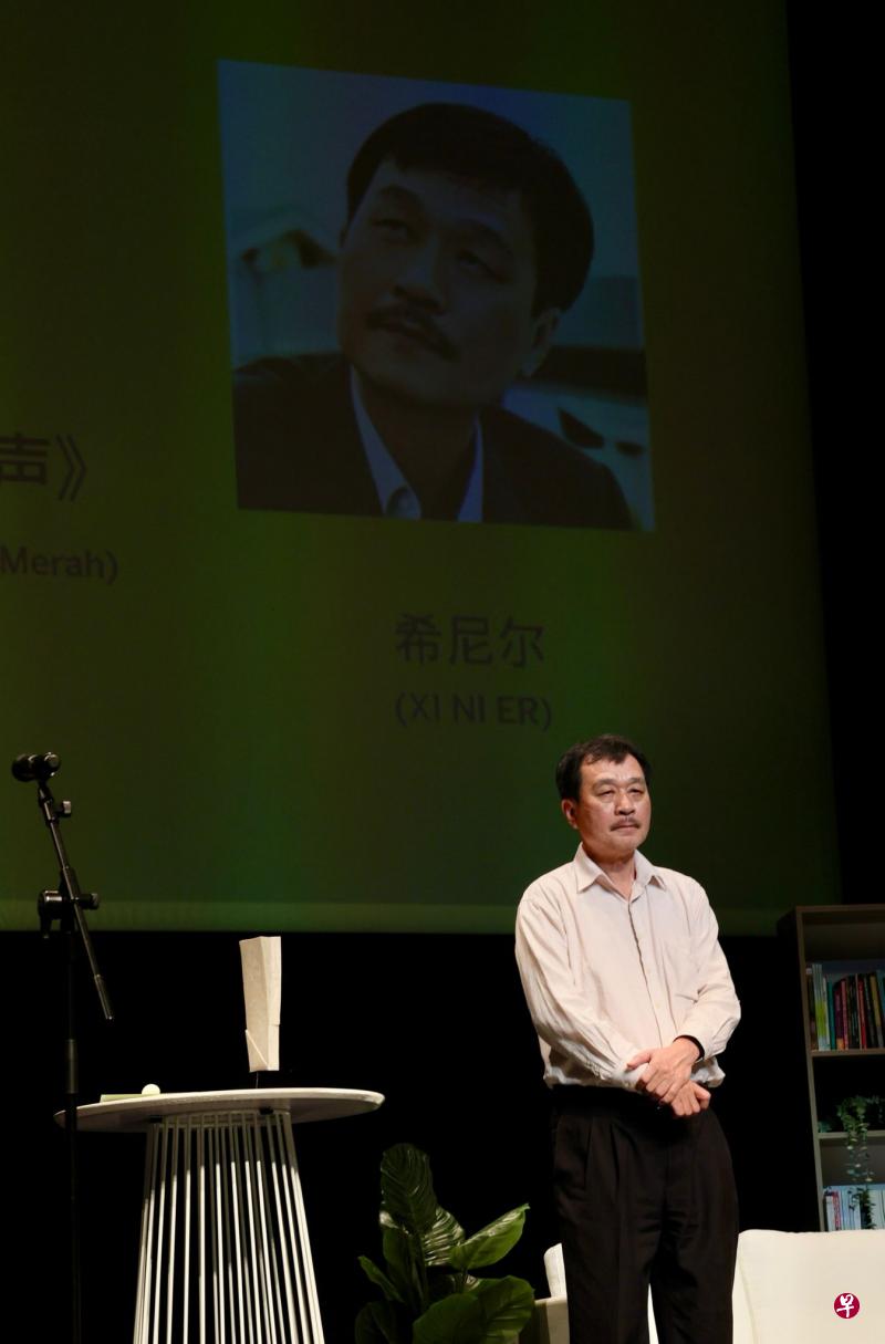 希尼尔第二次获颁新加坡文学奖。（龙国雄摄） 