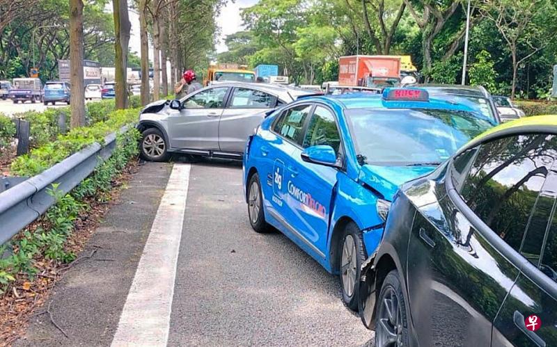 发生连环车祸后，其中一辆涉事汽车撞向路堤。（受访者提供） 