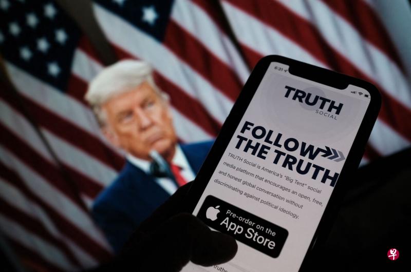 特朗普2月21日推出Truth Social时扬言将取代推特的地位。如今在苹果公司供下载的社媒应用中，Truth Social排名30。（法新社） 
