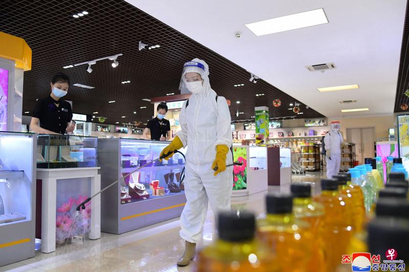 朝中社7月2日发布的一张照片显示消毒人员在一家商店里进行消毒。（法新社） 