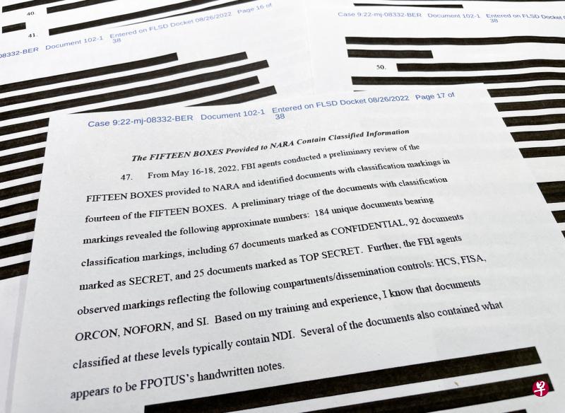 美国司法部26日公布份的32页文件有23页被大量涂黑，其中11页完全被涂黑。司法部解释说，这是为了保护证人不受恐吓或报复。（路透社） 