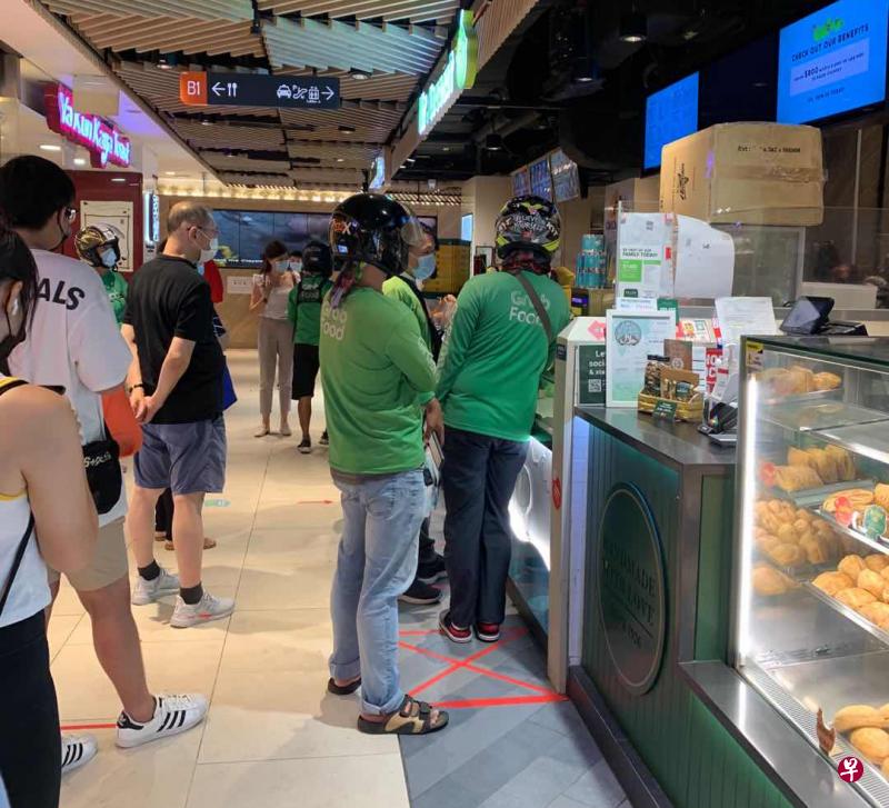 有送餐员担心在繁忙时段聚集取订单，会有安全隐患。（郑书逸摄） 