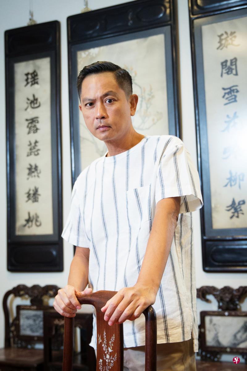 周初明考虑到自身身体情况，选择继续戴口罩。（档案照） 