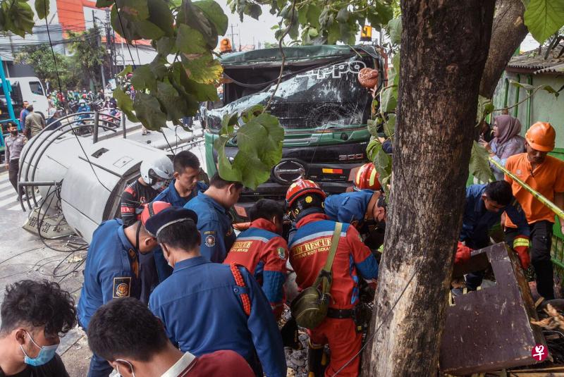 印尼西爪哇省勿加泗市31日上午发生交通事故，造成至少10人死亡，救援人员在案发现场展开援救工作。（法新社） 