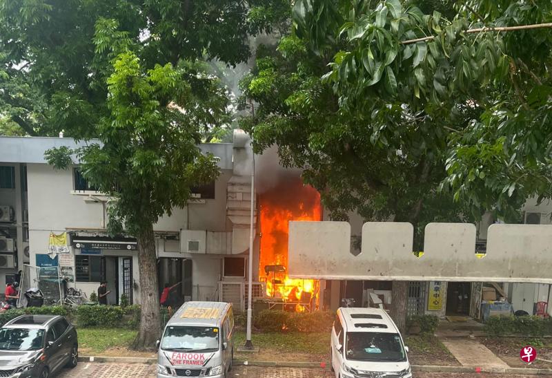 店屋后方在事发时，冒出熊熊烈火。（受访者提供） 