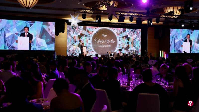 王乙康在新加坡防癌协会的慈善晚宴上致辞时说，调整政策是为了让患者更容易获得负担得起的癌症治疗，从而减缓保险索赔额涨幅。（邬福梁摄） 