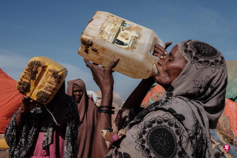 受极端干旱影响，索马里大部分地区旱情严重。图为一名60岁的当地妇女在拜多阿（Baidoa）镇一处安置点饮用配给得来的水。（法新社） 