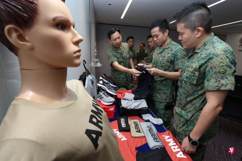 国民服役人员、战备军人以及公众如今都可以在Lazada上的“LifeStyleMart”店铺购买超过20种军需品，如T恤、跑步鞋、袜子、袜带等。下来预计还会增添更多军需品共公众选择。（梁麒麟摄） 