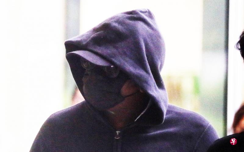被告莫哈纳瓦然曼星期一出庭时，穿着连帽外套、戴墨镜和口罩遮脸，并躲避摄影镜头，快步走入法庭。（海峡时报） 