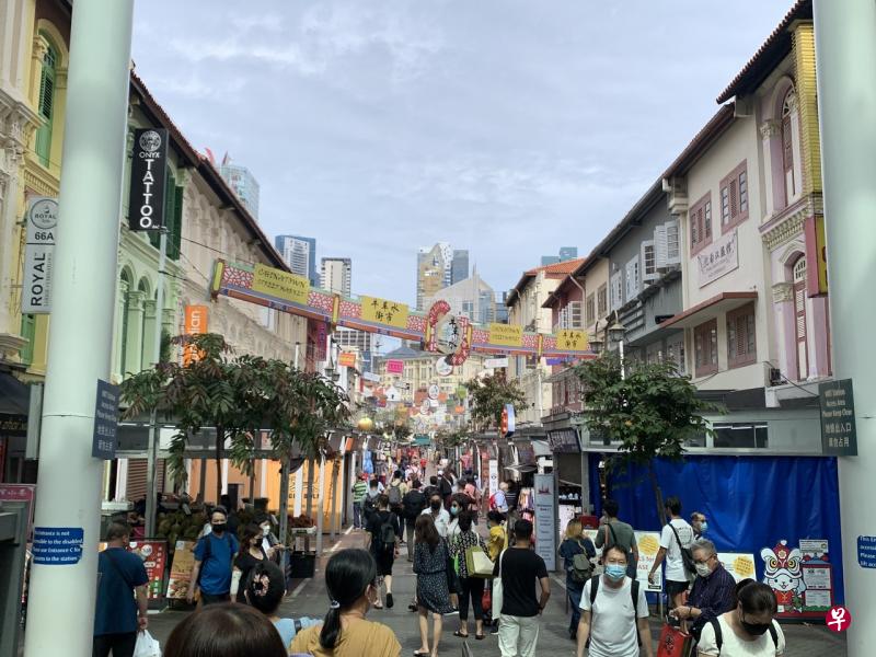 牛车水游客回流，为进一步支持租户，牛车水商联会将延长独立摊位的租金优惠。（档案照） 