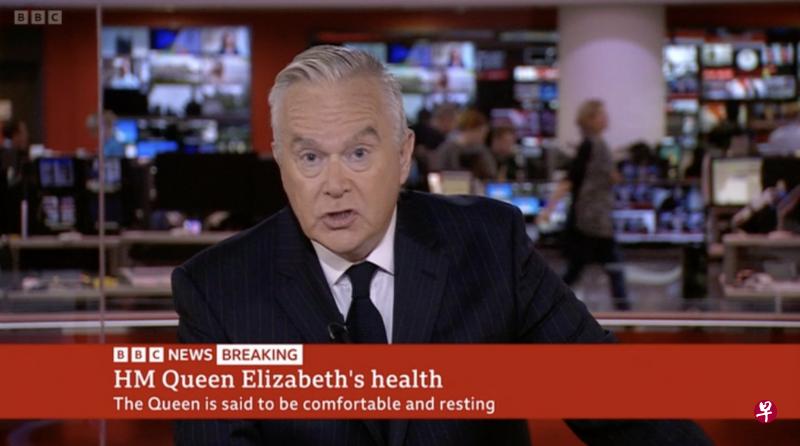 英国BBC中断原本节目，主播穿全黑西装播报女王健康新闻。（英国广播公司视频截图）