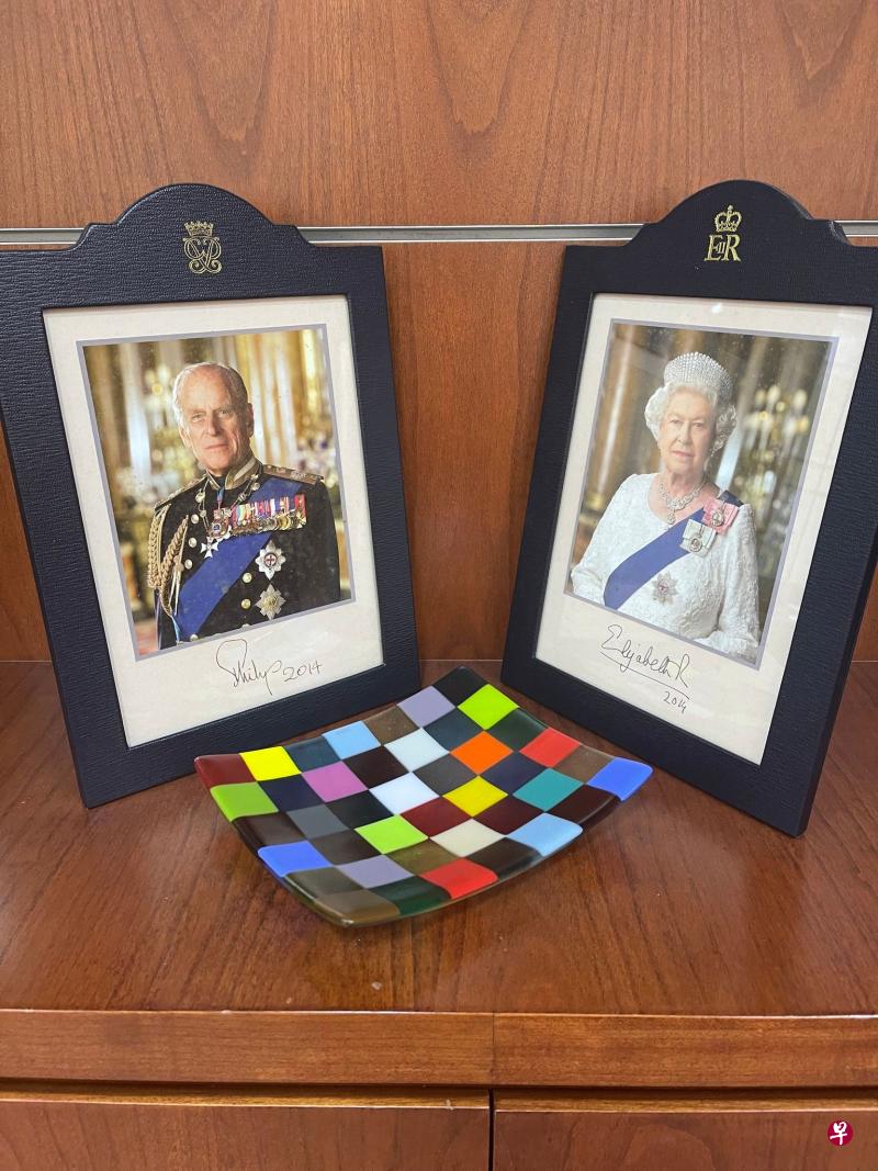 傅海燕曾于新加坡金禧年到英国进行国事访问，那次访问回来后，她在办公室里摆放了女王与她丈夫菲利普亲王的照片，心中与回忆也留下了英女王的身影。（取自傅海燕面簿）
 