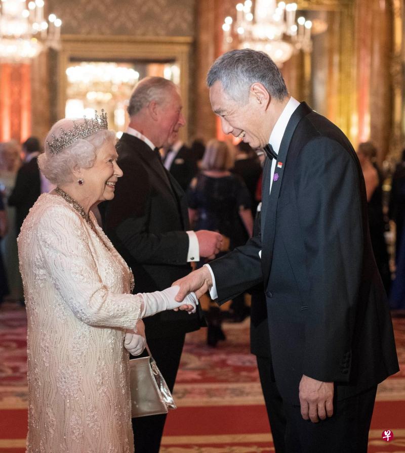 李显龙总理最近一次跟英女王伊丽莎白二世会面是在2018年于英国伦敦举行的共和联邦政府首脑会议。（取自总理面簿） 