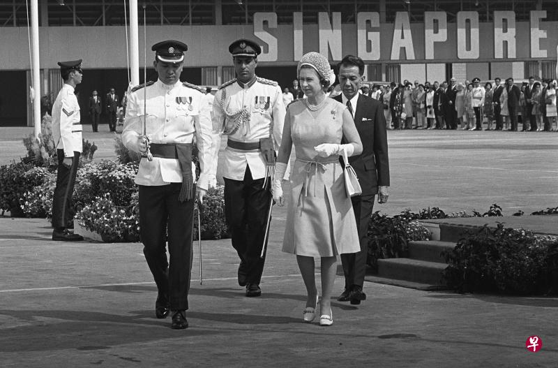 1972年2月18日，英女王伊丽莎白二世首次来新加坡访问，图为女王由新加坡时任总统薛尔思陪同检阅仪仗队。（档案照） 