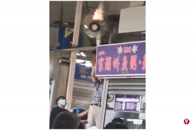 竹脚小贩中心的风扇疑短路失火，蹿出小火苗。（受访者提供） 