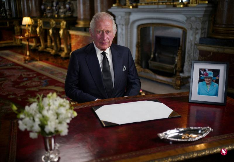 英国国王查尔斯三世9日首次以君主身份向全国发表讲话，他强调将继承母亲鞠躬尽瘁，“终身为民服务”的坚定承诺。（路透社） 
