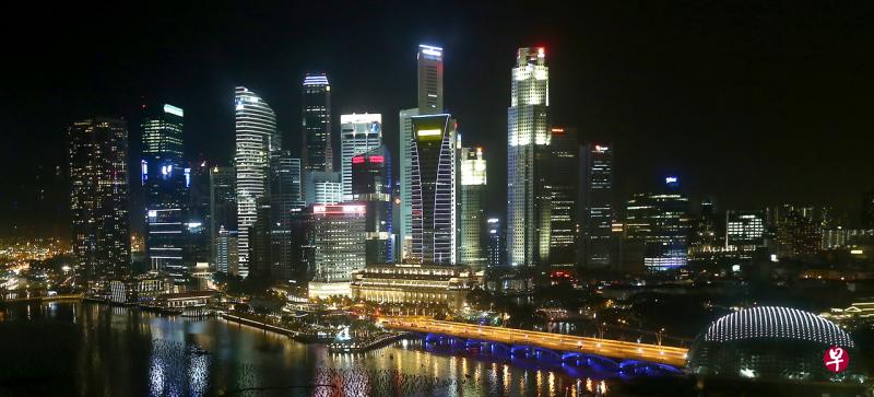 今年上半年，我国净资产上百万元的富裕人士增加了2800人，达到24万9800人。（陈斌勤摄） 
