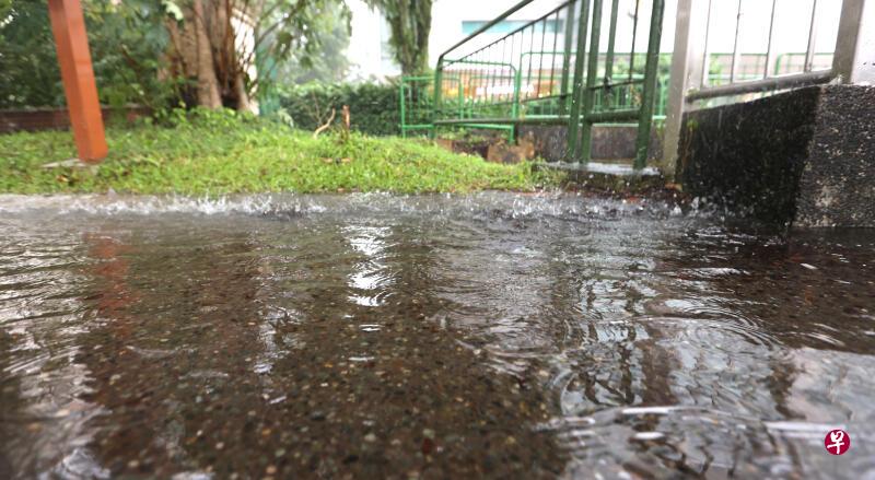 武吉知马的安路森那美中心附近路段在一场暴雨后出现积水情况。（庄耿闻摄） 