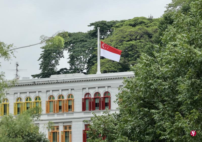 我国所有政府建筑降半旗，向英国女王伊丽莎白二世致敬。（邬福梁摄） 