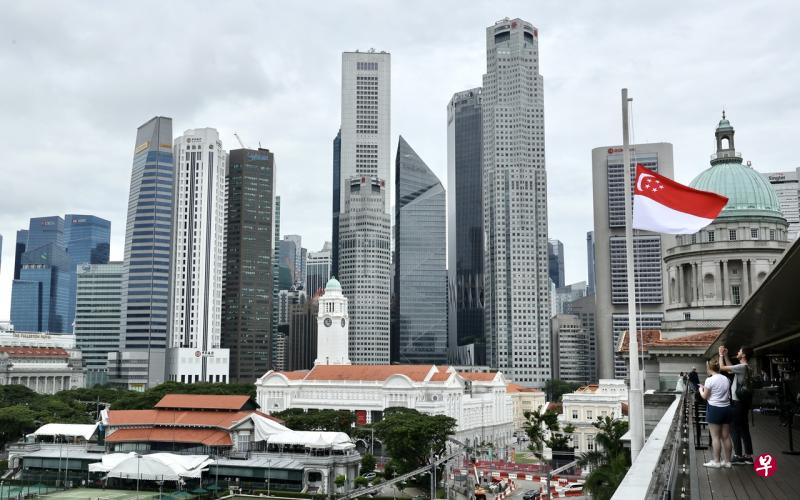 我国所有政府建筑降半旗，向英国女王伊丽莎白二世致敬。（邬福梁摄） 