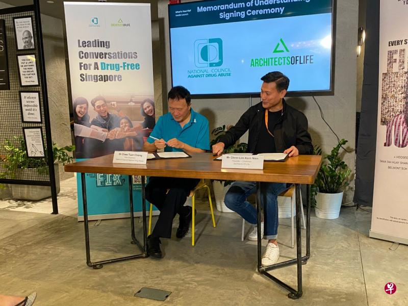全国防止嗜毒理事会副主席周端昌（左）和生命建设者创办人林耿年签署谅解备忘录。（蔡玮谦摄） 