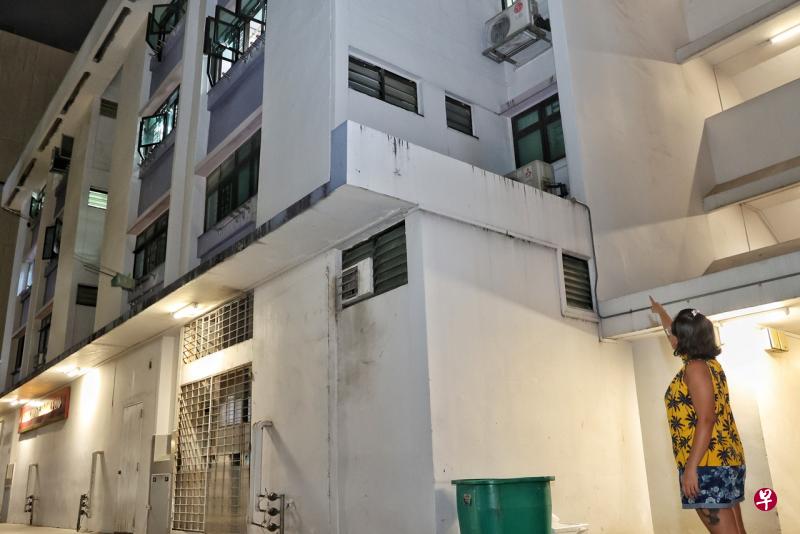 杰西卡指出，两名男子相信是从楼梯口翻上墙外平台，随后沿着平台敲窗。（徐颖荃摄） 