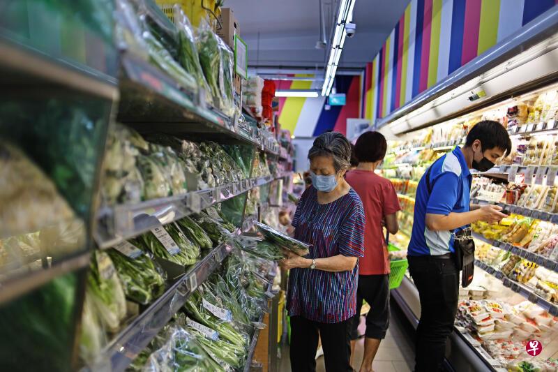 食品服务和非熟食价格激增，使8月份食品价格的增幅从6.1％扩大至6.4％。（档案照） 