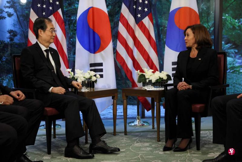美国副总统哈里斯（右）和韩国总理韩悳洙27日在东京进行双边会晤。（法新社） 