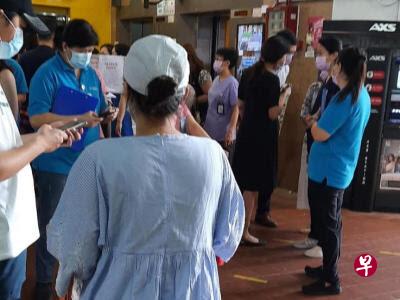 新加坡国立大学医学组织（NUHS）和国立健保集团（NHG）因电脑系统出现问题，旗下诊所的病患等待时间延长。（读者提供） 
