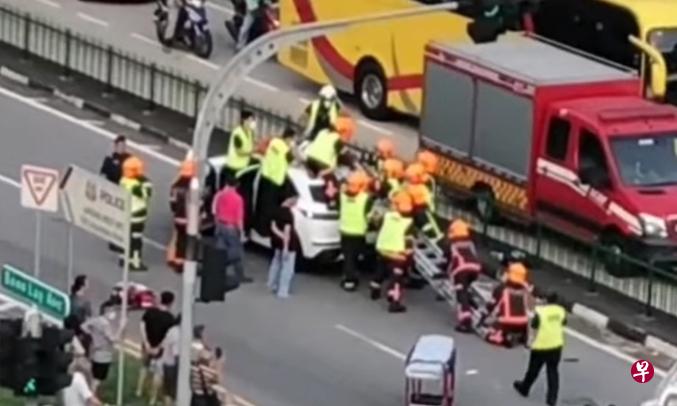 民防人员到场后，用梯子救下伤者。（取自网络） 