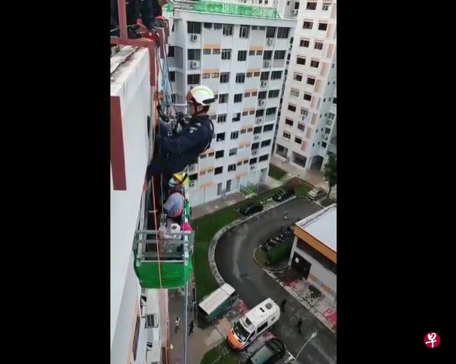 拯救人员沿着绳索往下降，来到吊篮处。（视频截图） 