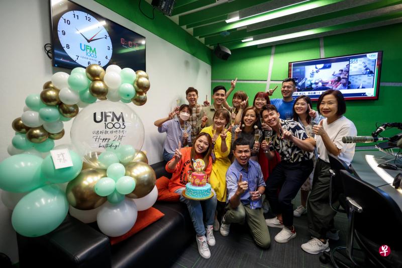 UFM100.3全体DJ在直播室为电台庆祝21岁生日，当年担任UFM台长的林安娜（右一）也匆匆现身送祝福。 