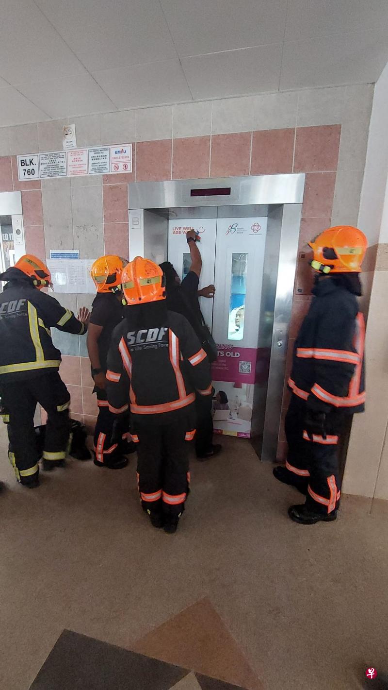 六人抬着一具遗体进入电梯，没想到电梯故障，导致他们受困电梯约50分钟。（取自面簿） 