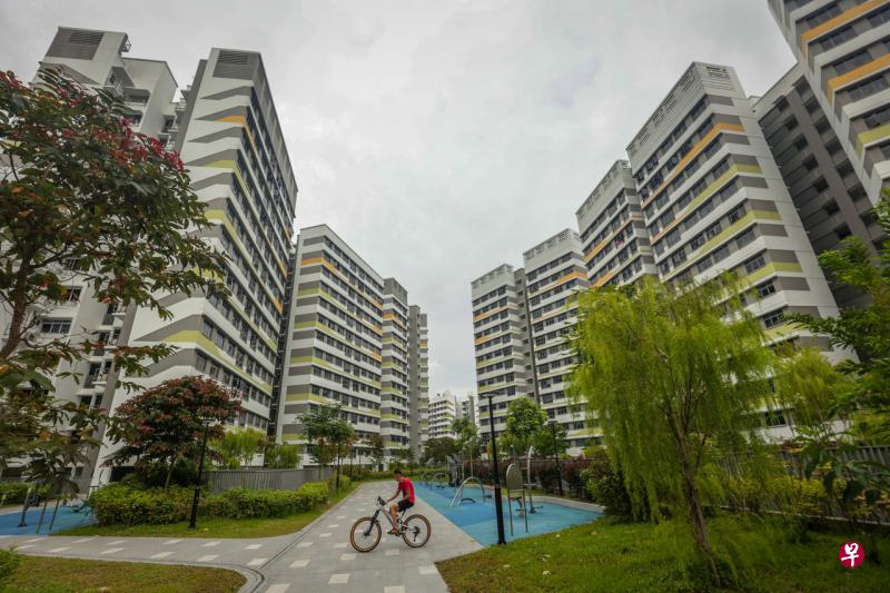 Tampines GreenVerge的2022个单位分布在20座组屋，居民可利用中间这个偌大的社区空间散步、骑脚踏车或使用健身设施。组屋和社区空间下方就是停车场。（叶振忠摄） 