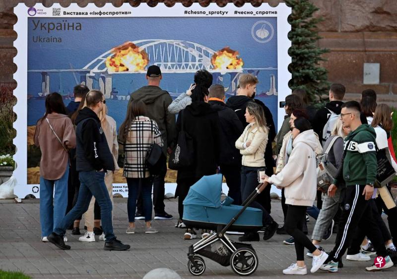连接俄罗斯和克里米亚的大桥星期六发生爆炸案后，乌克兰首都基辅出现了由四名艺术家以爆炸案为灵感而创作的艺术作品，吸引民众观赏。（法新社） 