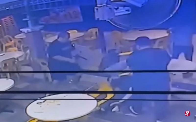 三人在咖啡店聚餐，一名身材魁梧的黑衣男子走来，向三人说了几句话，比出手势后，另一名黑衣男子就突然冲来，无预警挥拳打人。（互联网） 