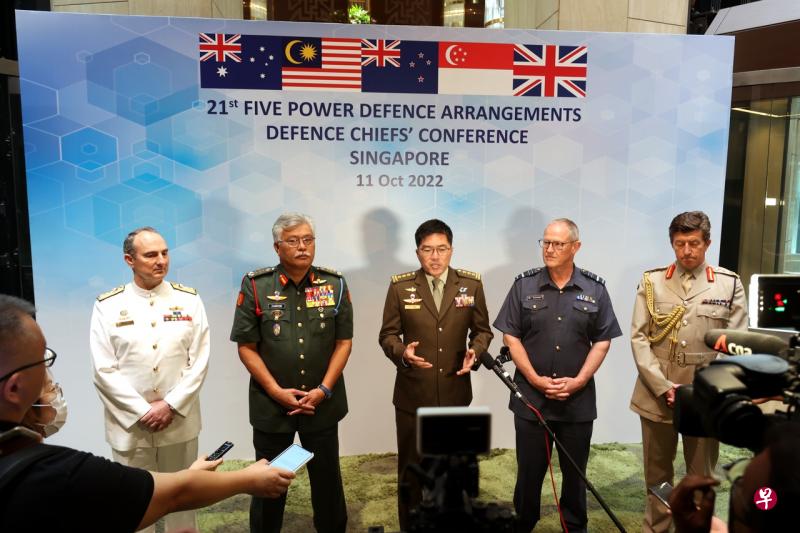 正在新加坡出席第21届五国联防安排（Five Power Defence Arrangements，简称FPDA）军事首长会议的新加坡、马来西亚、英国、澳大利亚和新西兰军方高层星期二（10月11日）在会后联合接受媒体访问。（梁麒麟摄） 