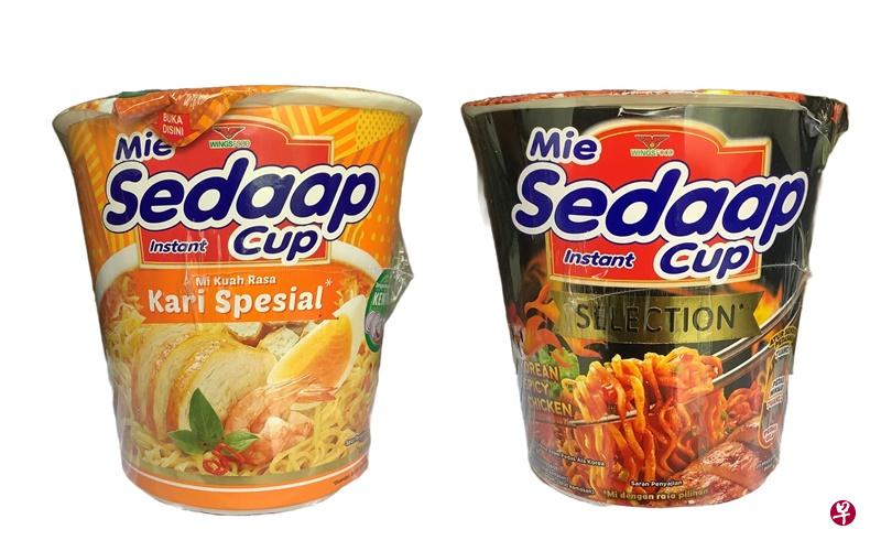 食品局星期二（10月11日）发文告，召回印度尼西亚品牌Mie Sedaap咖喱鸡汤（左）和韩国辣鸡汤（右）口味的快熟杯面。（食品局提供） 