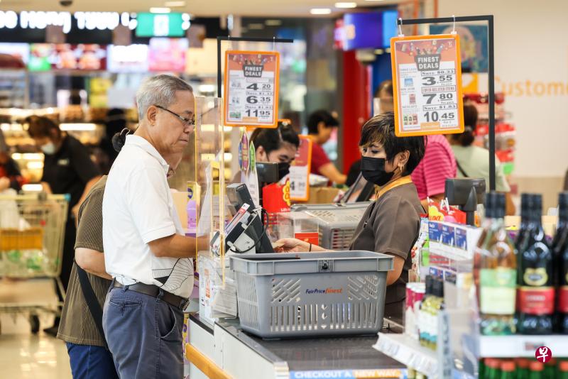 “平价天天省”下来每个月会在超过500种热门生活必需品中选出50种，保持价格不变。（陈斌勤摄） 