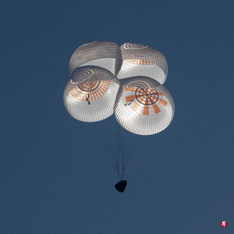 搭载美欧四名宇航员的美国SpaceX“龙”飞船14日返回地球，在美国东南部佛州附近海面降落。（法新社） 