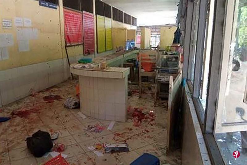 缅甸永盛监狱19日上午发生炸弹袭击事件，造成至少八人死亡。袭击现场一片狼藉，多面窗户破碎，满地血迹。（法新社） 