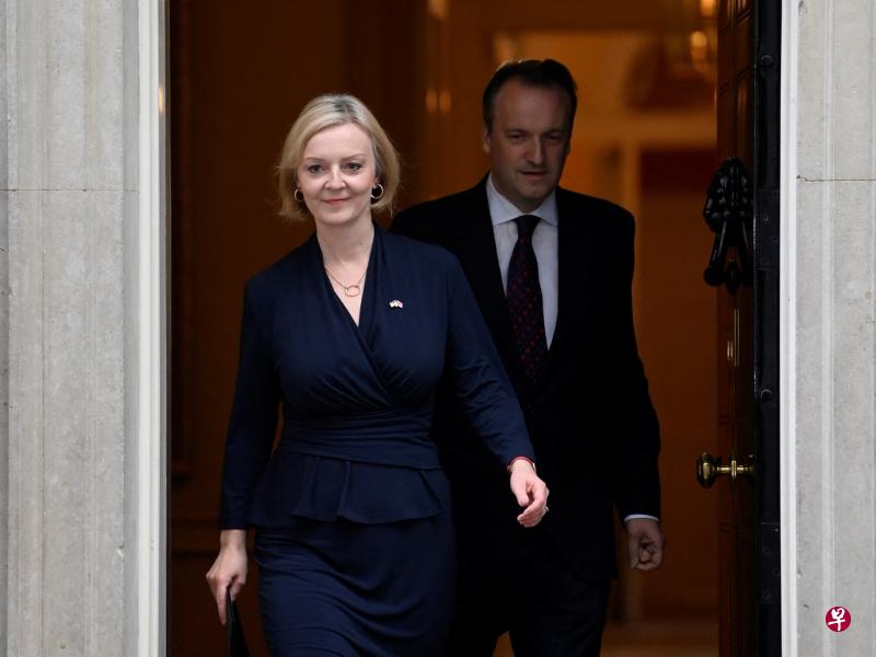 英国首相特拉斯10月20日在她的丈夫休·奥利里伴随下，步出伦敦唐宁街10号，发布辞职声明。（路透社） 
