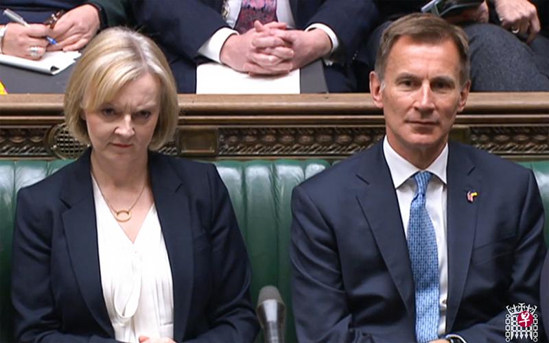 英国财政部长亨特（右）据说不会参加保守党下个星期的党魁选举，接替特拉斯（左）。两人在10月19日在国会的首相答问时间里，聆听反对党工党议员的讲话。（法新社） 