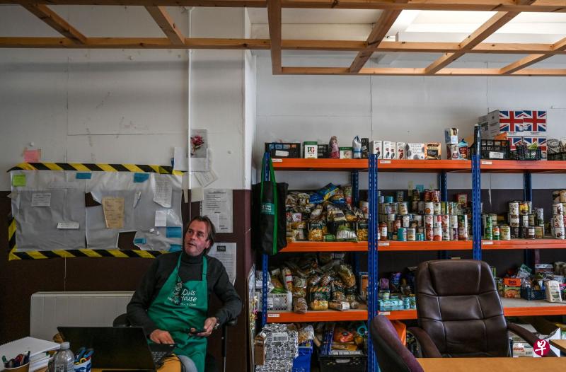 食品银行Dads House设在伦敦西布朗普顿区的中心堆放着必需品供人们领取。照片摄于10月13日，此机构的创始人比利·麦格拉纳汉在这个总部内服务。（彭博社） 