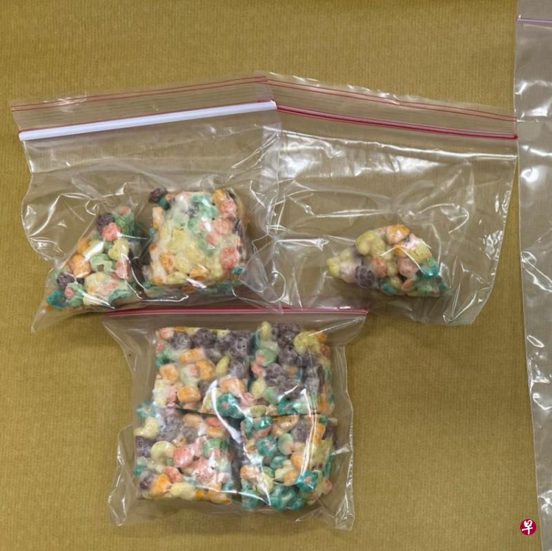 五名14至16岁的在籍学生涉嫌走私大麻产品被逮捕，他们来自本地及国际学校。肃毒员也在实龙岗路的住家内找到了一些浸泡过大麻的食品。（中央肃毒句提供） 