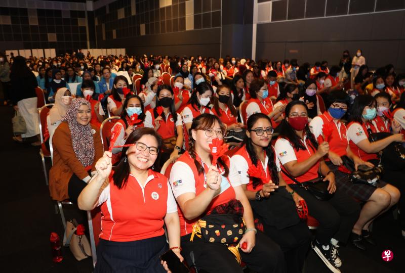 主要业者学前中心幼教和领导人下来两年将加薪10％至30％。图为参与者29日在学前教育庆祝活动上的合影。（蔡家增摄） 