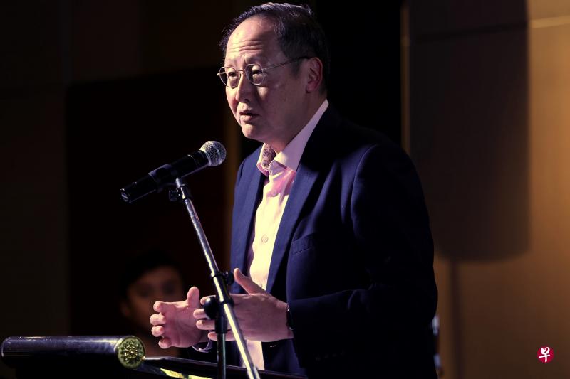 陈诗龙致辞时说，中华医院的诊所满足了民众对中草药和针灸等传统与辅助医药需求，也帮助缓解政府医院和全科诊所面对的看诊压力。（关俊威摄） 