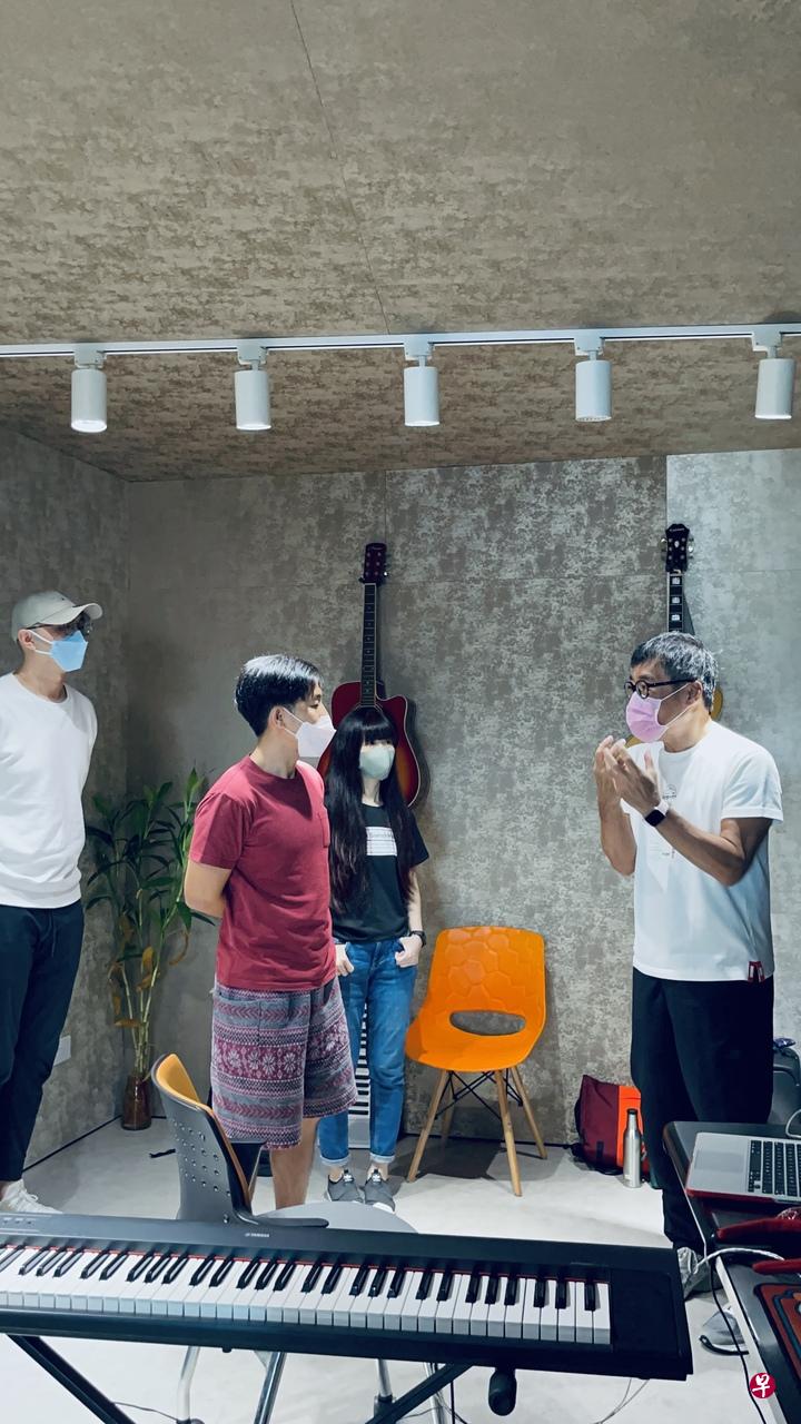 李宗盛（右）为参加创作营的学员提供意见，并分享心得。（黄韵仁提供） 